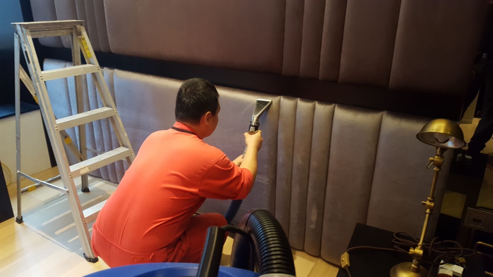 Extraction cleaning of an upholstered fabric banquette