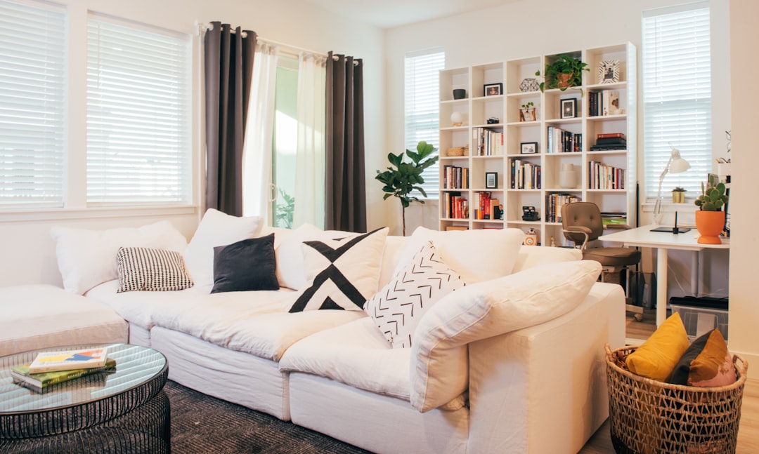 Curtain cleaning in Singapore: how often, which method, and when to call a professional